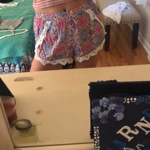 Floral lace trim shorts - Picture 4 of 5